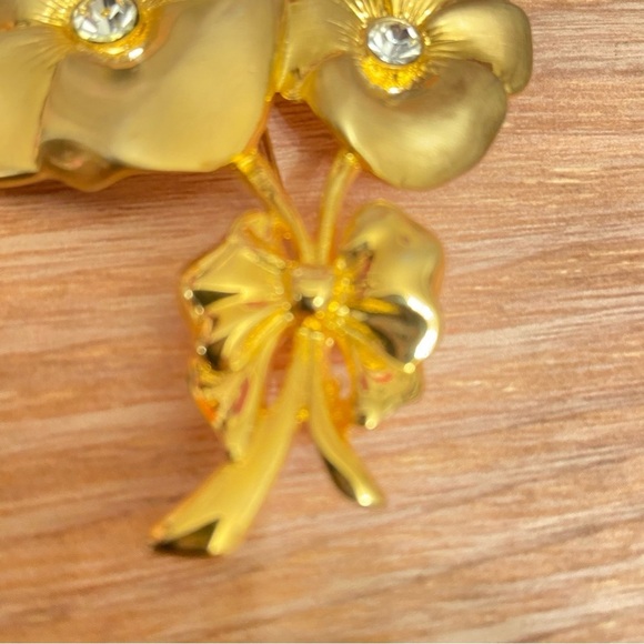 Gold Vintage Pronounced Floral and Faceted Stones with Decorative Bow Brooch. - Picture 3 of 6